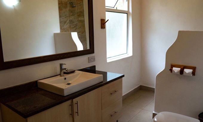 Baruti West Casa | Tranquil 2 bedroom bungalow built amongst the trees, within a resort.