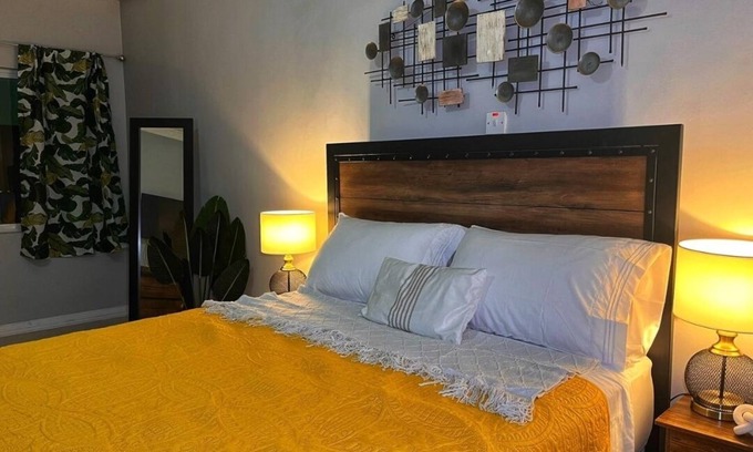 Molynes Gardens Apartamento | Tranquil 2 beds 2.5 bath nestled in a Beautiful Neighborhood..