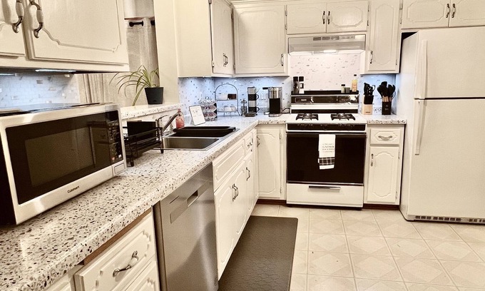 Oakdale Casa | Tranquil 3-Bedroom Retreat: Perfect for Leisure & Work Near Twin Cities