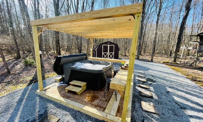 Pocono Lake Cabaña | Tranquil 3-bedroom cottage across from the lake