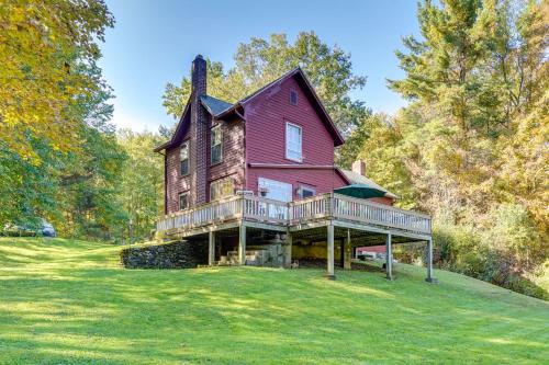 Glendale Casa | Tranquil 3 BR Stockbridge House with Private Deck!