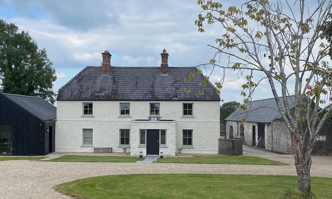 Adare Otro | Tranquil 4-bedroom farmhouse and studio in Adare