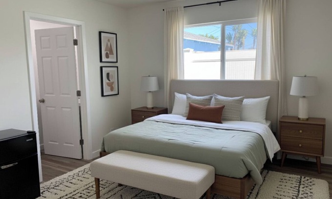 Los Angeles Casa | Tranquil 4-bedroom house with AC in charming Los Angeles