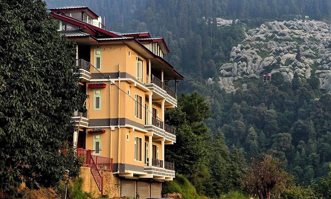 Kumharsain Casa | Tranquil 4-bedrooms in Narkanda.nNestled in the middle of Apple Orchards