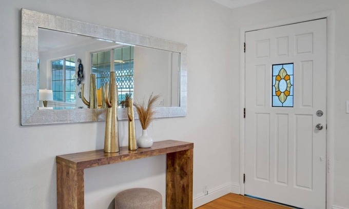 South Fair Oaks Casa | Tranquil 5-bedroom house with AC and Long Driveway in Redwood City