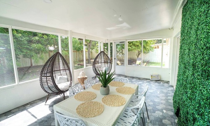 Meadowlawn Casa | Tranquil and Sunny 4BR Getaway Home