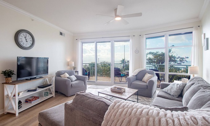 Gulfport Condominio | Tranquil Beach Front 2Bed 2Bath Condo with large patio - Family Friendly