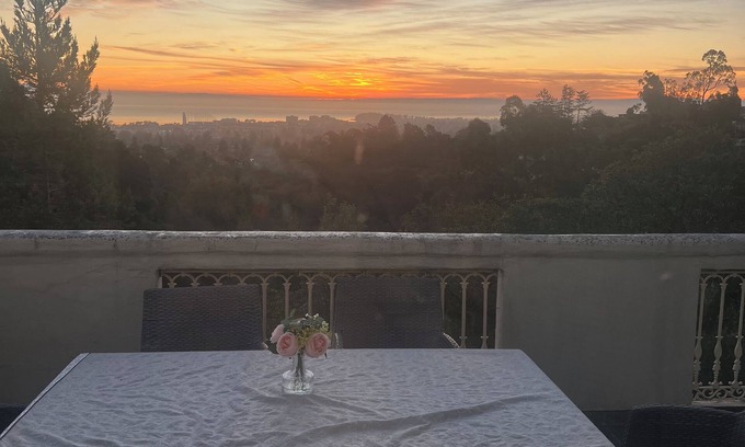 Burlingame Hills Casa | Tranquil Big and Bright 3-bedroom Burlingame Hills View Home