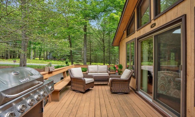 Gouldsboro Chalet De Esquí | Tranquil chalet in Big Bass Lake resort. Lake w/ beach, pool, clubhouse!