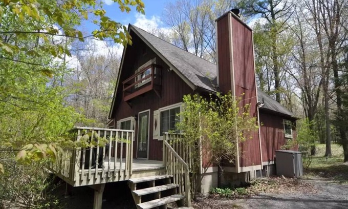 Jim Thorpe Casa | Tranquil Chalet Retreat, Short Walk to Lake & Pool