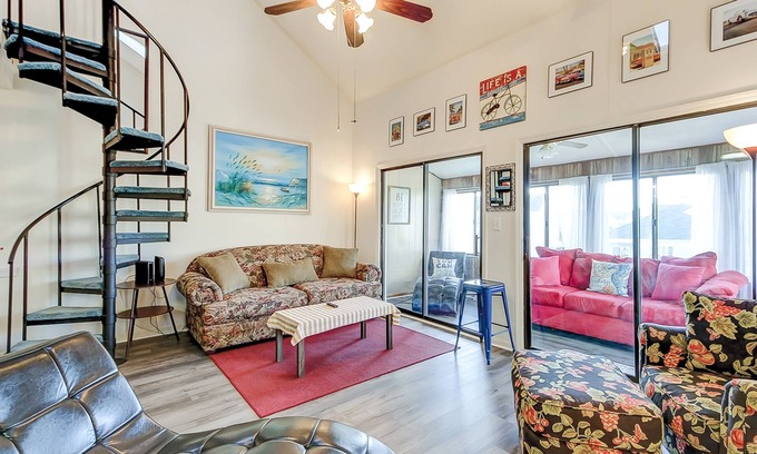 Surfside Beach Condominio | Tranquil coastal condo with 2 pools & enclosed porch - near golf & beaches