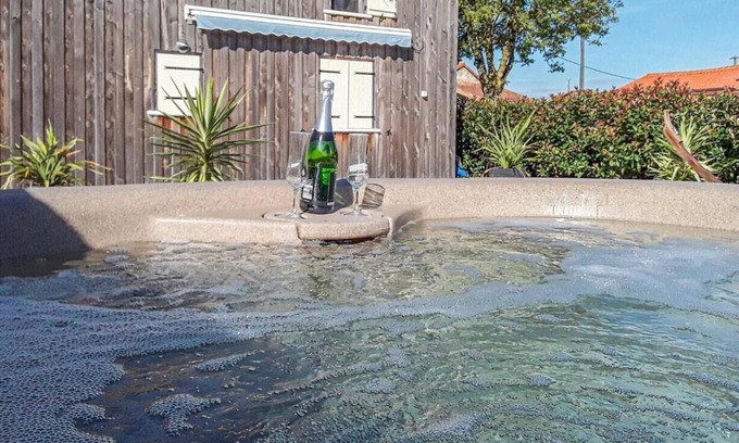 Viennay Casa | Tranquil Countryside Retreat With hot tub and Pool