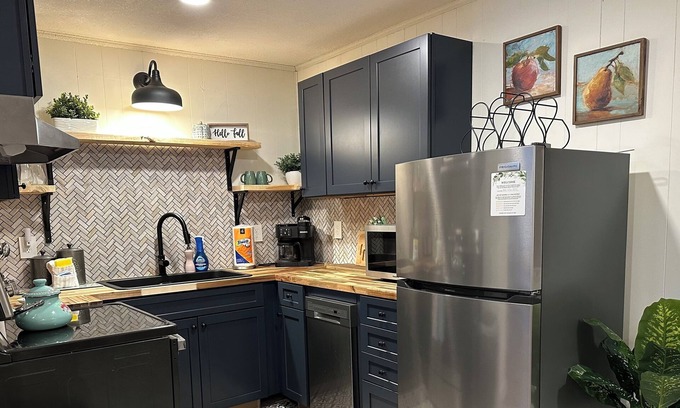 Gatlinburg - Pigeon Forge Cabaña | Tranquil Creekside Cottage with Pool, Wi-Fi, Creek, Hot Tub Small Dogs Ok
