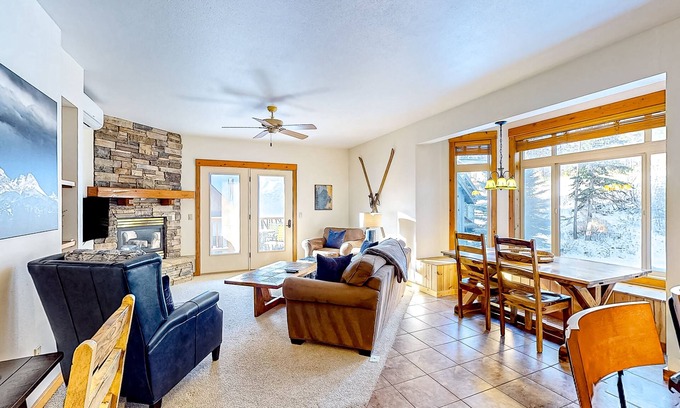 Whitefish Condominio | Tranquil dog-friendly alpine retreat with fireplace & balcony - steps to slopes