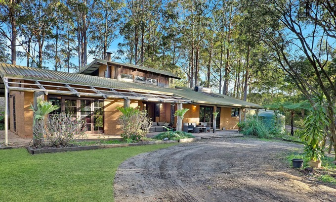 Valla Casa | Tranquil Downs , Completely unique - 5 bedroom wood and mudbrick family home with roaring fireplace
