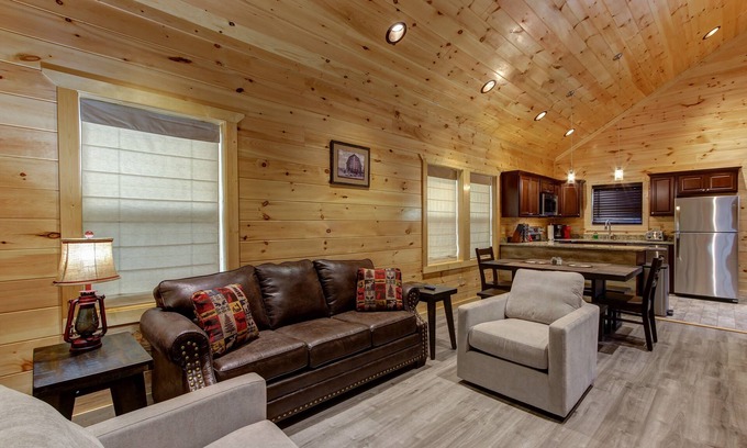 Pigeon Forge Cabina | Tranquil & Easy roads! Hot-tub, Arcade, EV Charger