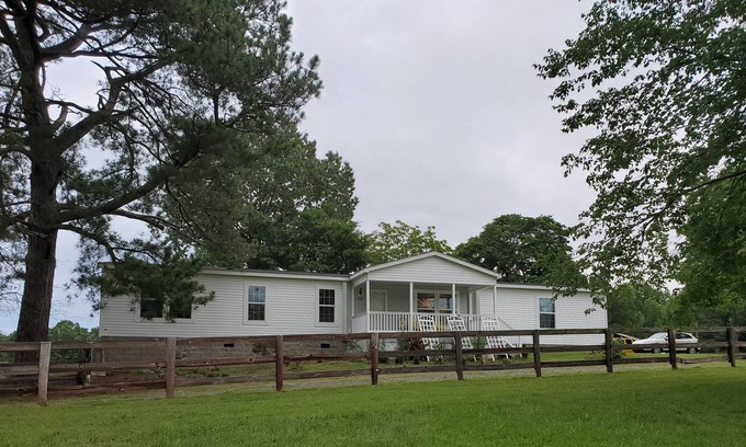 McCain Casa | Tranquil Farmhouse near Lake Jordan