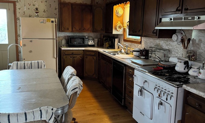 Stanton County Otro | Tranquil farmhouse near to Johnson City - 2 bedrooms, 2 baths, vintage kitchen.