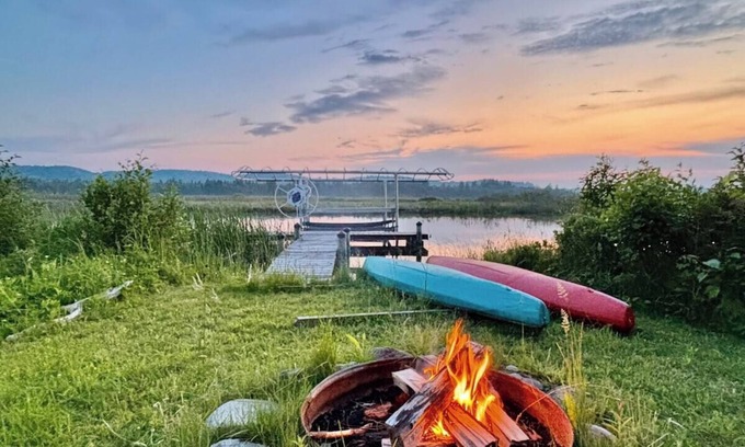 Bellaire Cabina | Tranquil Grass River Cottage Retreat
