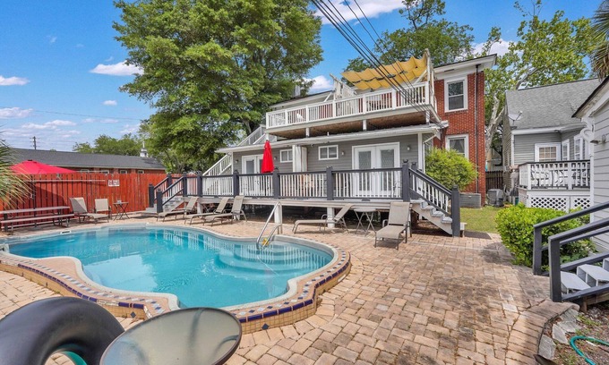 Eastside Condominio | Tranquil Haven by Forsyth 7 minutes walk to Forsyth Park w/ deck and pool!!