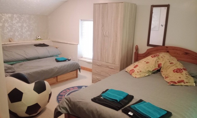 Llandovery Cabaña | Tranquil Hillside Cottage Retreat