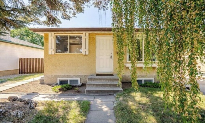 Southwest Calgary Casa | Tranquil Home in Bracewood Community of Calgary Southwest Alberta.
