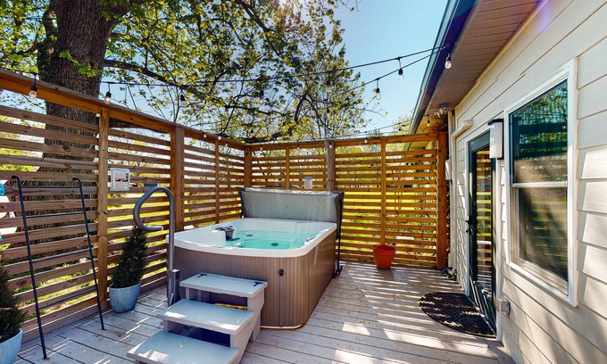 Crieve Hall Casa | Tranquil home with private hot tub, sunroom, den, office & lovely backyard