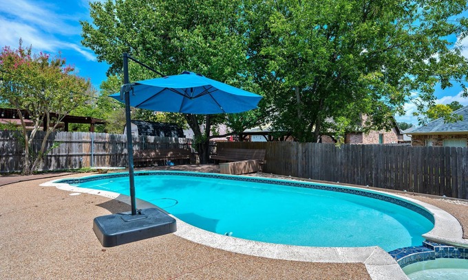 Flower Mound Casa | Tranquil Home with Pool sleeps 8