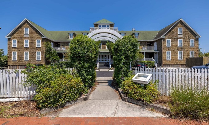 Historic Downtown Manteo Casa | Tranquil House Inn - Premium King Room