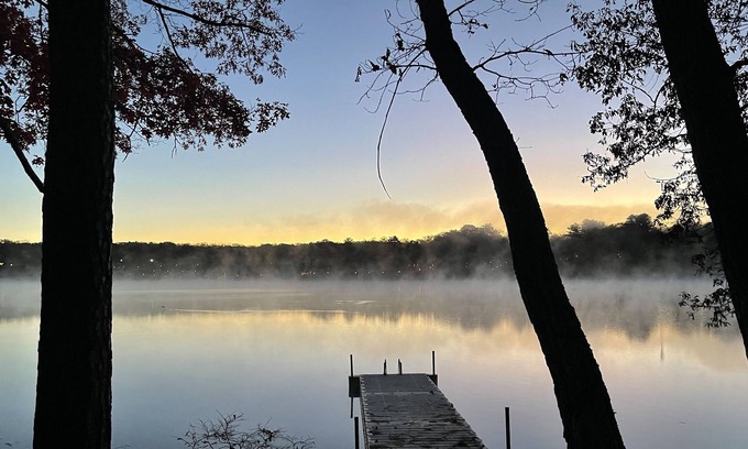 Rowland Cabina | Tranquil Lakefront Getaway ~ King Master~ Backyard