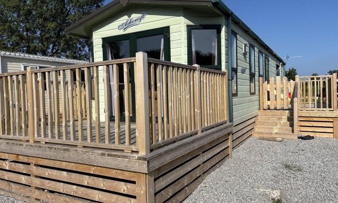 Wesham Cabina | Tranquil Lodge, 2 Bed, Sleeps 4, Free Parking