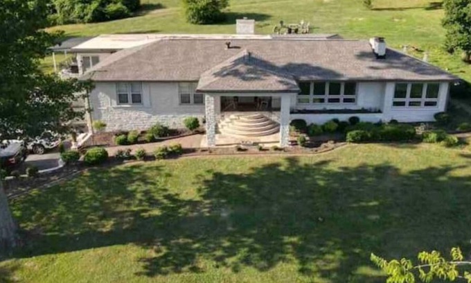 Donelson Casa | Tranquil Luxury Hot Tub Near Downtown, Airport