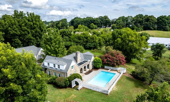Maryville Casa | Tranquil Mountain Escape: Luxurious 5-Bedroom Farmhouse with Pool