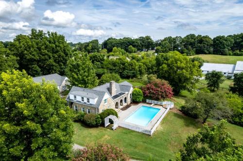 Maryville Casa | Tranquil Mountain Escape Luxurious 5-Bedroom Farmhouse with Pool