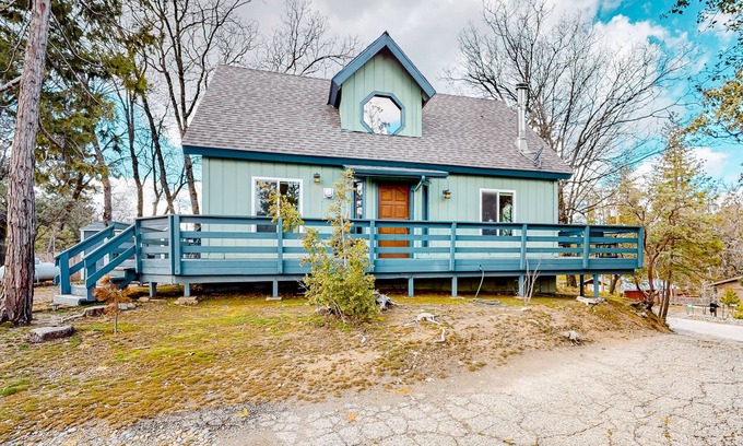 Oakhurst Casa | Tranquil mountain view home with balcony, deck, patio, & W/D - child-friendly