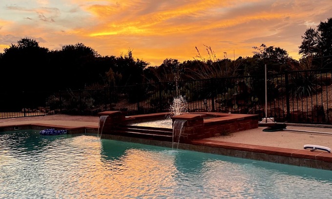Parker Cama Y Desayuno | Tranquil Neoclassical Bed & Breakfast near Southfork Ranch! Suite 1 & Suite 2