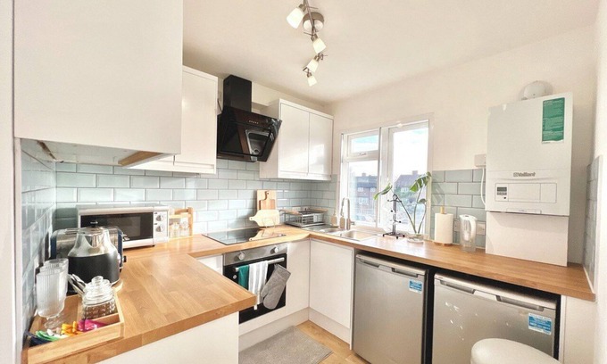 New Malden Casa | Tranquil Oasis: Stylish & Spacious 7Bed Maisonette