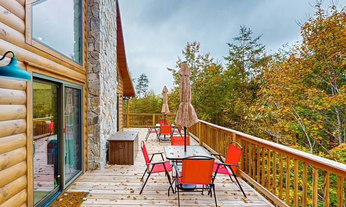 The Peaks at Lake Lure Casa | Tranquil Paws: Your Dog-Friendly Haven in Lake Lure
