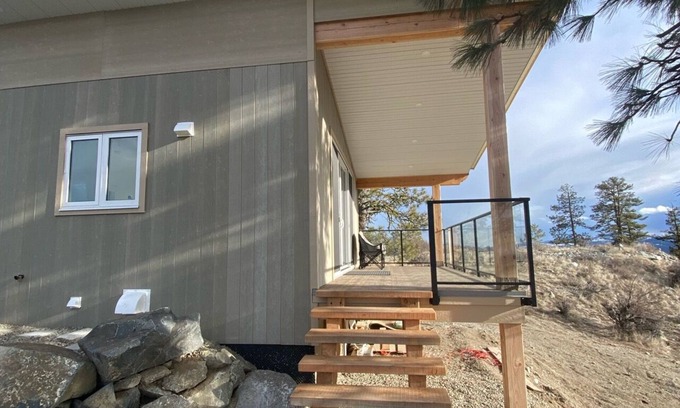 Okanagan-Similkameen Cabina | Beautiful modern cabin on 3 acres on Anarchist Mtn Quiet, private w lake view