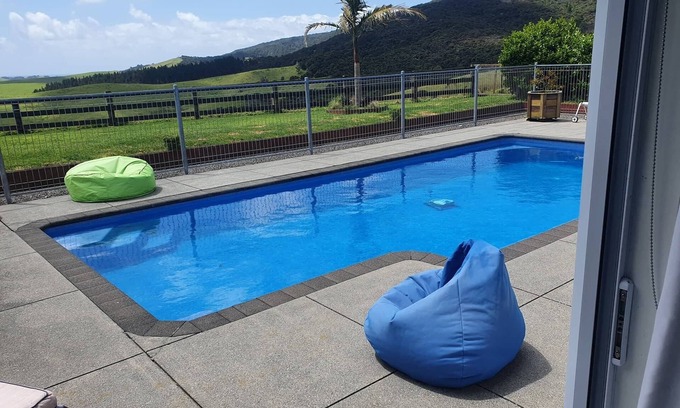 Onerahi Casa | Tranquil & private house, outdoor pool, rural setting close to beaches & hikes