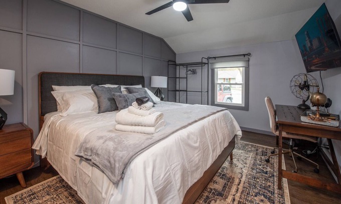 Overland Park Casa | Tranquil Retreat in Overland Park Charm with Kansas City Convenience