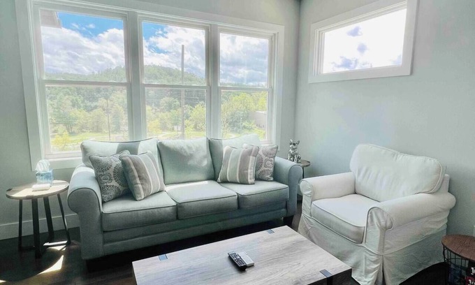 Woodfin Casa | Tranquil River Home-5 miles to Biltmore