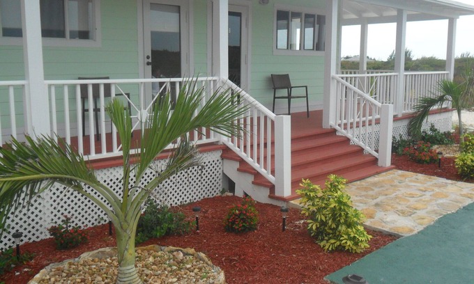 Great Exuma Cabaña | Tranquil Sunrise Cottage está justo al lado del sitio FYRE FESTIVAL.