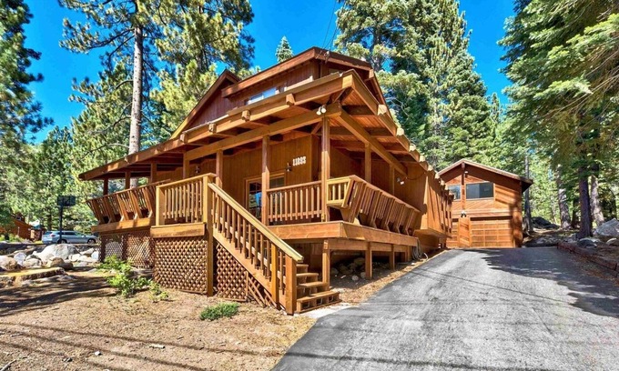 Truckee Cabina | Tranquil Tahoe Retreat - wood-burning fireplace, close to town & skiing!