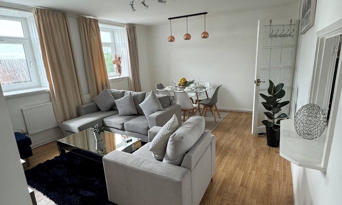 Fairwater Apartamento | Tranquil Top-Floor Family Haven!