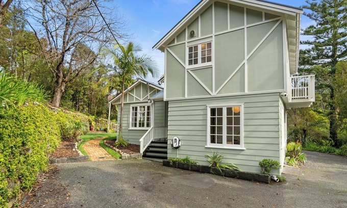 Titirangi Casa | Tranquil Treasure - Titirangi Holiday Home