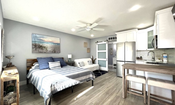 North Redington Beach Condominio | Tranquil Retreat on the Beach