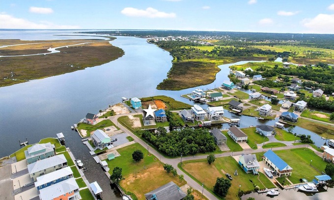 Shoreline Park Casa | Tranquil Waterfront Retreat: Stunning Bay Views Near Downtown Bay St. Louis