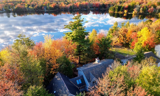 Pocono Summit Casa | Tranquil Waterside by AvantStay | Lakefront, Dock, Game Room, Boats Included