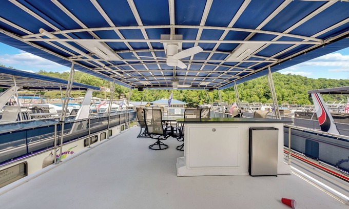 Smithville Alquiler De Eote | Tranquil Waterside Escape: Premier Houseboat Rental on Center Hill Lake
